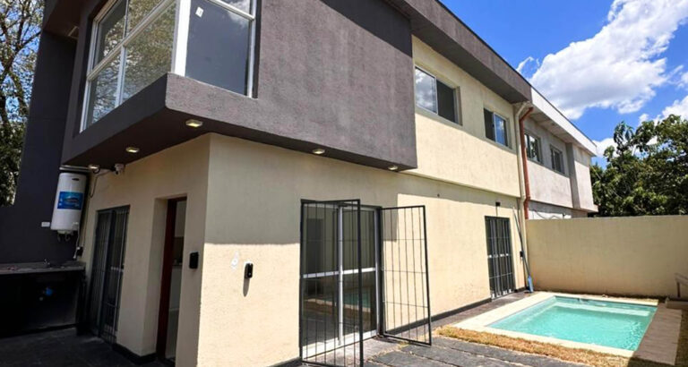 En Venta | Duplex de 3 dormitorios con piscina